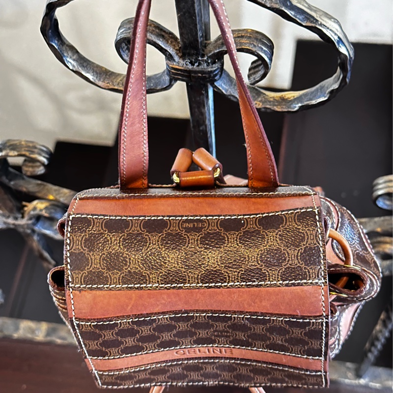 【標題】：CELINE 經典復古老花後背包｜Macadam 凱旋門拼皮 迷你後背包 Vintage-11