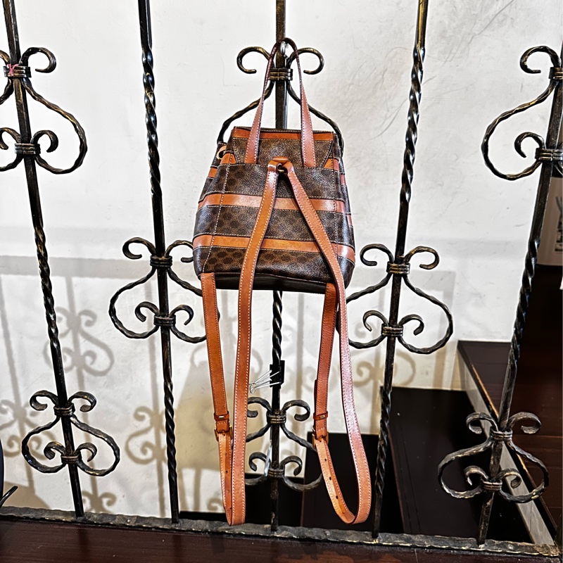 【標題】：CELINE 經典復古老花後背包｜Macadam 凱旋門拼皮 迷你後背包 Vintage-12