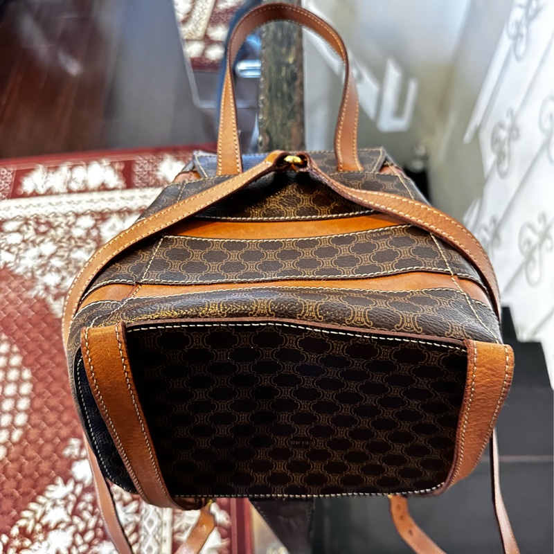 【標題】：CELINE 經典復古老花後背包｜Macadam 凱旋門拼皮 迷你後背包 Vintage-13