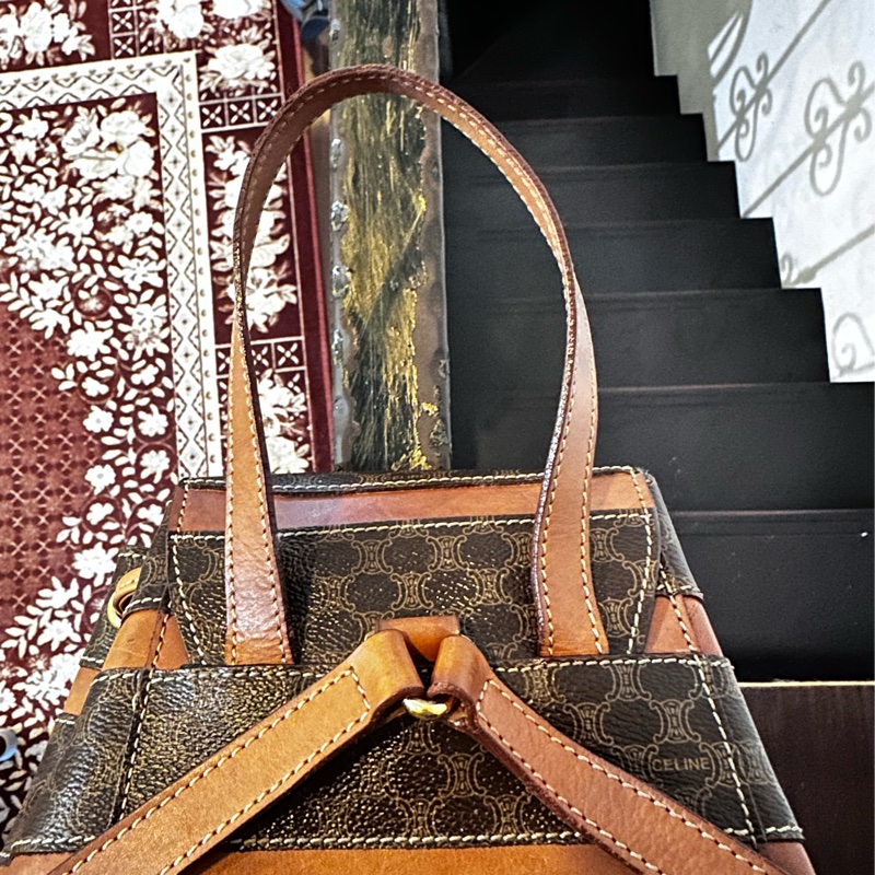 【標題】：CELINE 經典復古老花後背包｜Macadam 凱旋門拼皮 迷你後背包 Vintage-14