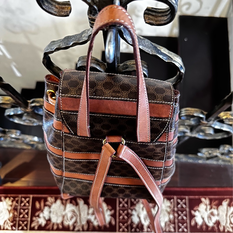 【標題】：CELINE 經典復古老花後背包｜Macadam 凱旋門拼皮 迷你後背包 Vintage-15