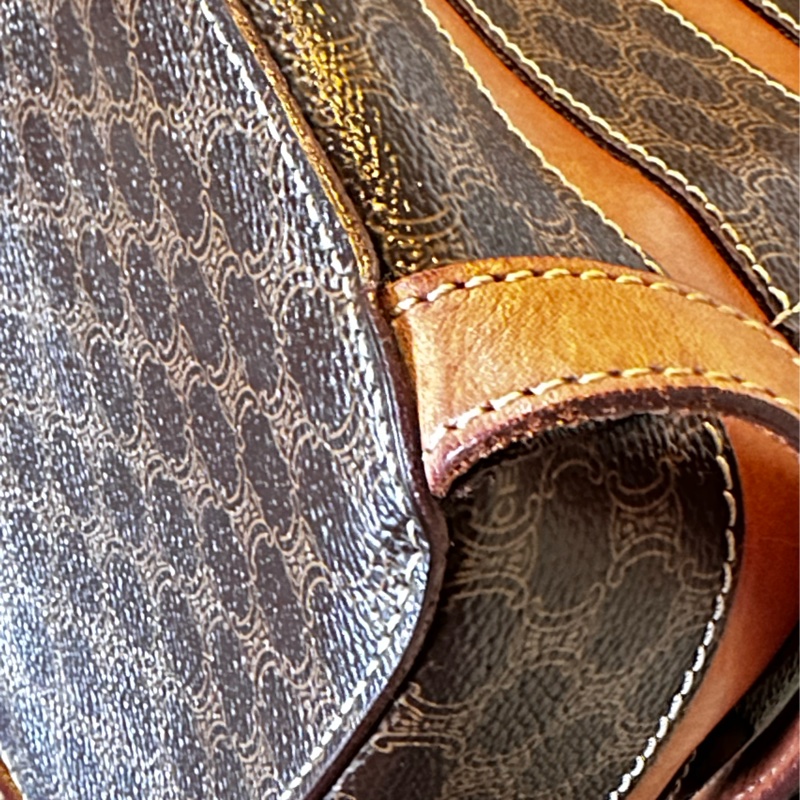 【標題】：CELINE 經典復古老花後背包｜Macadam 凱旋門拼皮 迷你後背包 Vintage-17