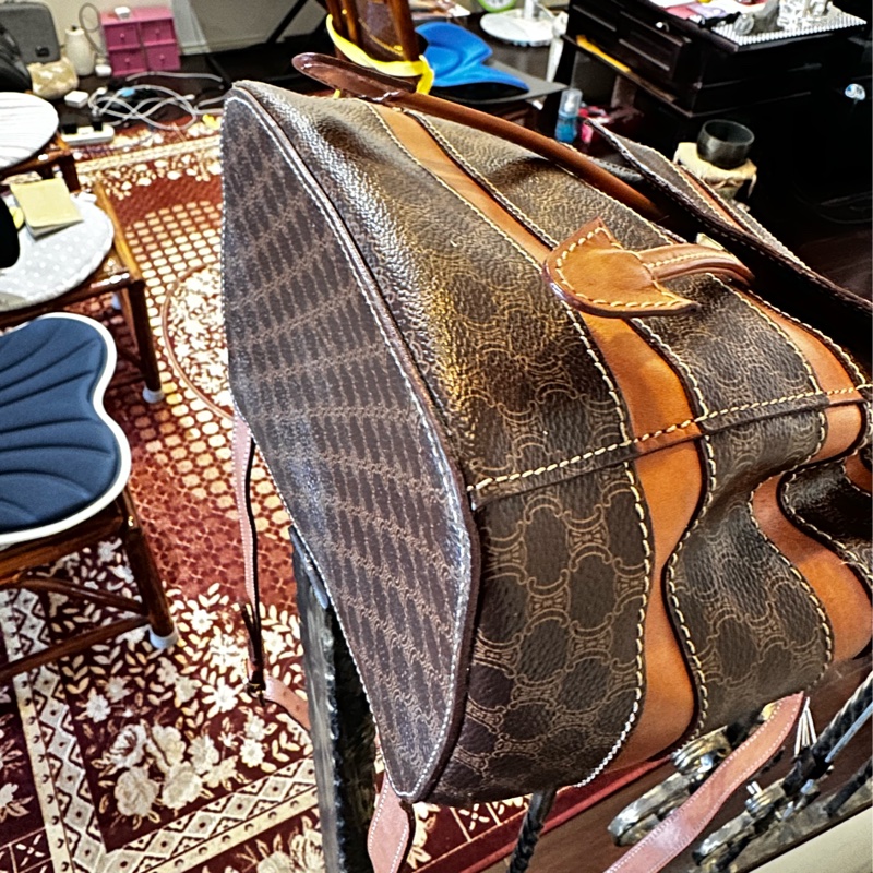 【標題】：CELINE 經典復古老花後背包｜Macadam 凱旋門拼皮 迷你後背包 Vintage-19