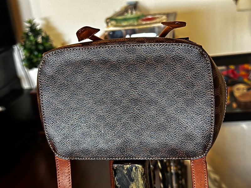 【標題】：CELINE 經典復古老花後背包｜Macadam 凱旋門拼皮 迷你後背包 Vintage-21