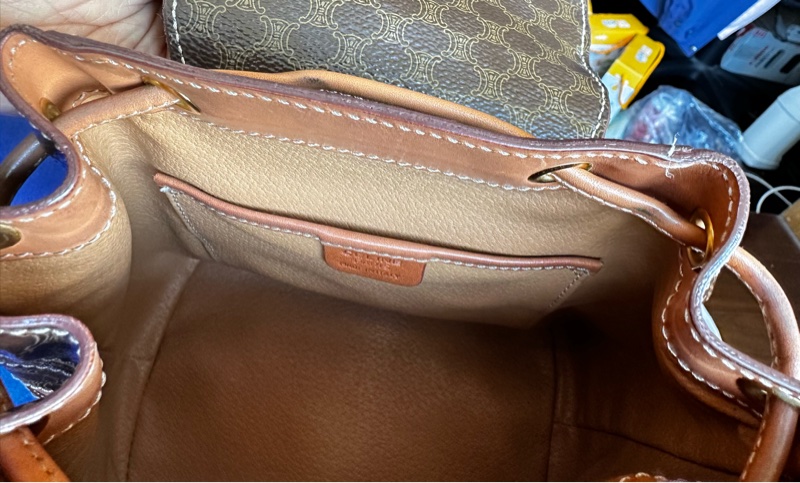 【標題】：CELINE 經典復古老花後背包｜Macadam 凱旋門拼皮 迷你後背包 Vintage-23