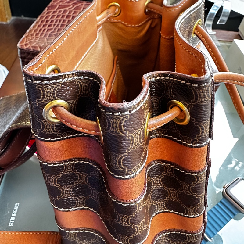 【標題】：CELINE 經典復古老花後背包｜Macadam 凱旋門拼皮 迷你後背包 Vintage-25