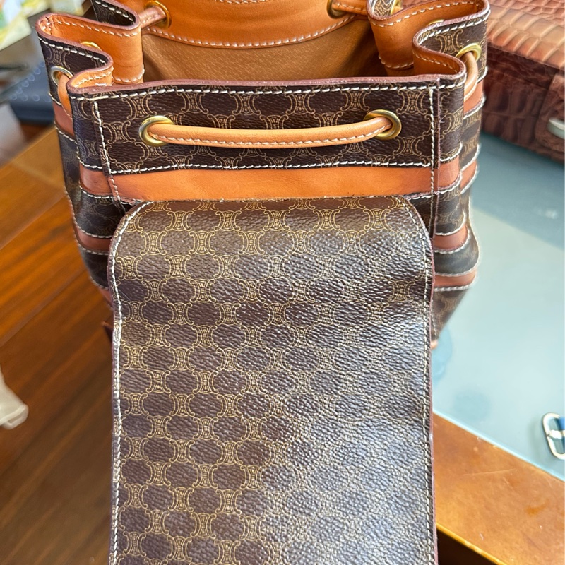 【標題】：CELINE 經典復古老花後背包｜Macadam 凱旋門拼皮 迷你後背包 Vintage-28