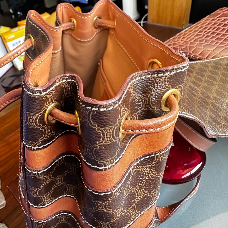 【標題】：CELINE 經典復古老花後背包｜Macadam 凱旋門拼皮 迷你後背包 Vintage-32