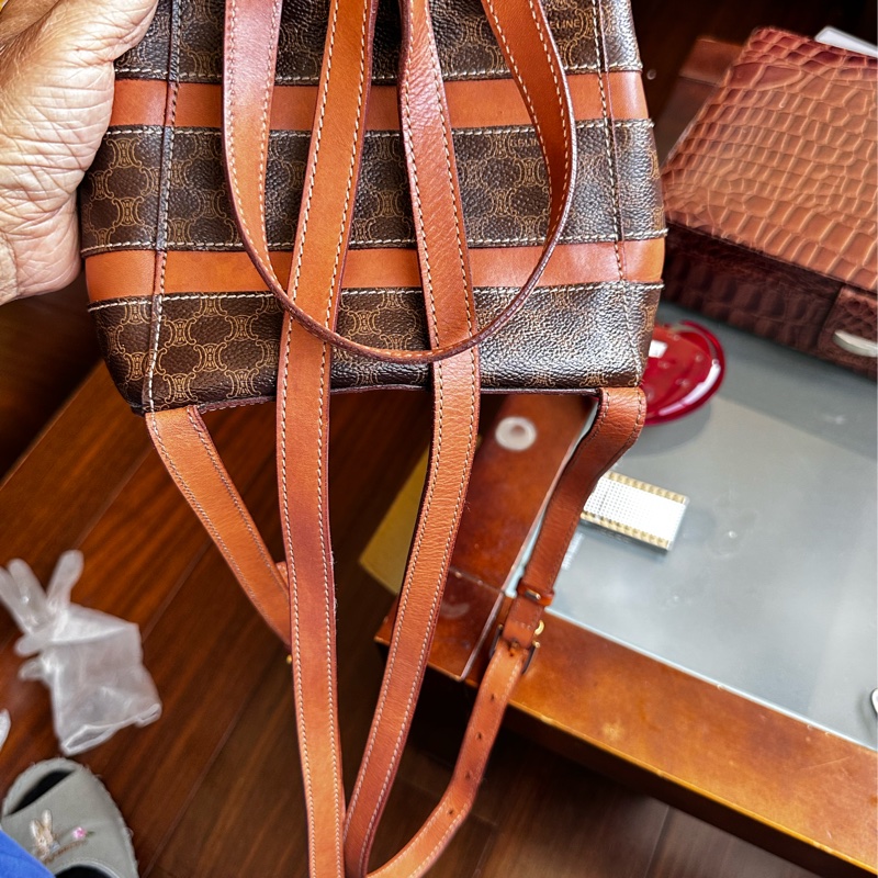 【標題】：CELINE 經典復古老花後背包｜Macadam 凱旋門拼皮 迷你後背包 Vintage-35