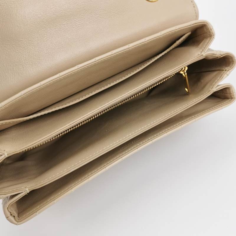 Celine C Bag中號牛皮純色絎縫C字扣單肩包-6