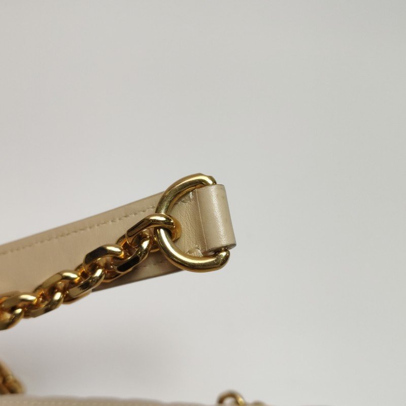 Celine C Bag中號牛皮純色絎縫C字扣單肩包-10