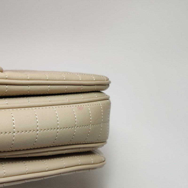 Celine C Bag中號牛皮純色絎縫C字扣單肩包-12