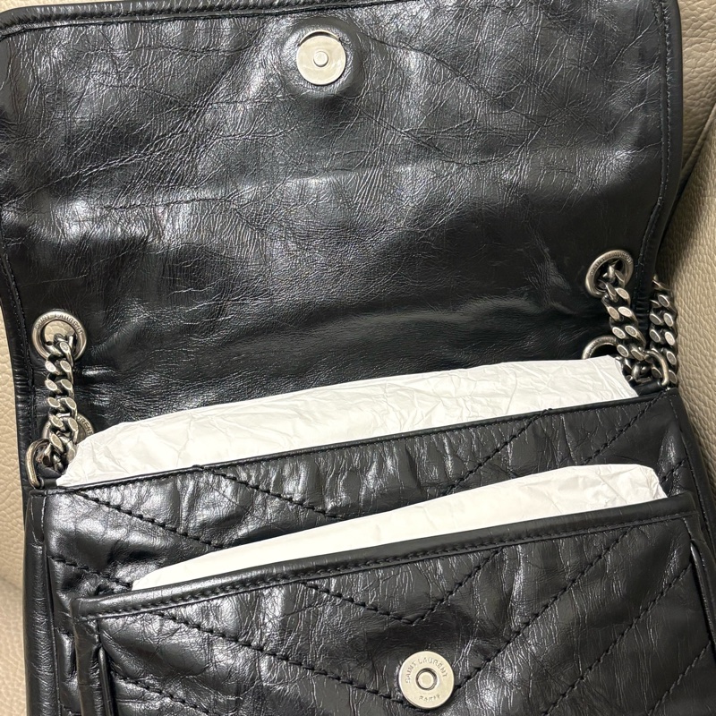 客訂💗二手美況🎀YSL-Saint Laurent Niki 黑銀中號 新款 D扣 肩背包-1