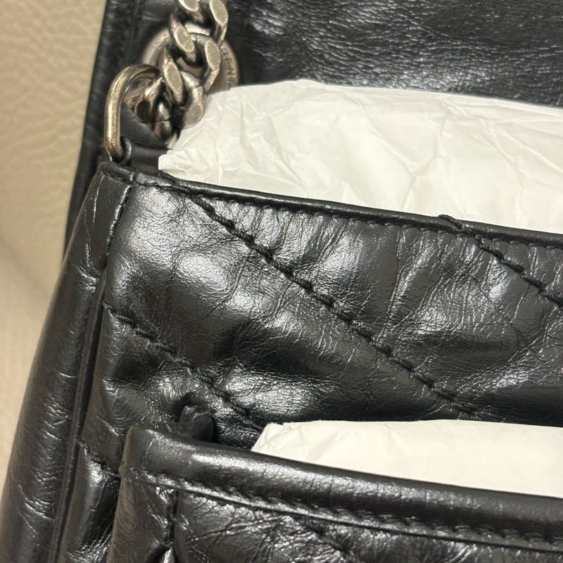 客訂💗二手美況🎀YSL-Saint Laurent Niki 黑銀中號 新款 D扣 肩背包-2