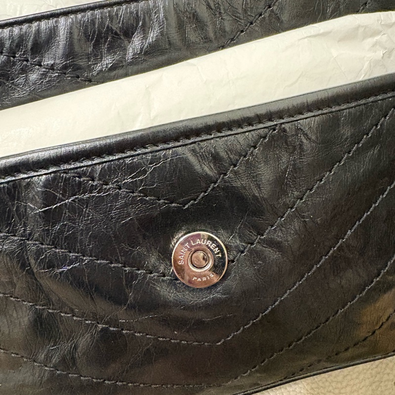 客訂💗二手美況🎀YSL-Saint Laurent Niki 黑銀中號 新款 D扣 肩背包-9