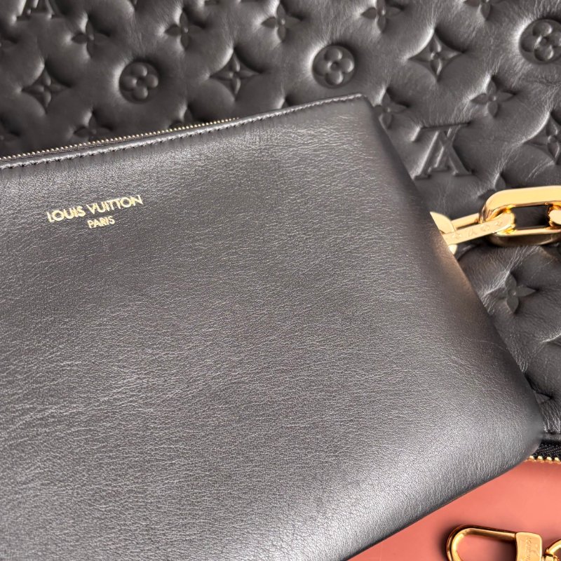 ::LOUIS VUITTON:: LV M12068 Coussin Hobo MM 黑色牛皮Monogram壓紋 肩背鏈包 肩背包-4