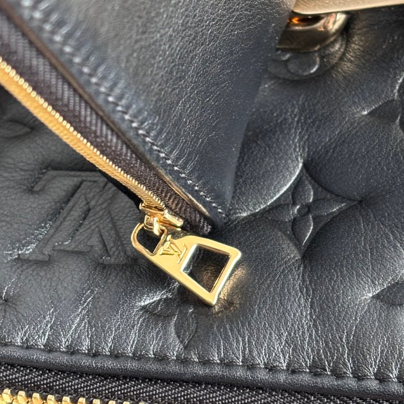 ::LOUIS VUITTON:: LV M12068 Coussin Hobo MM 黑色牛皮Monogram壓紋 肩背鏈包 肩背包-12