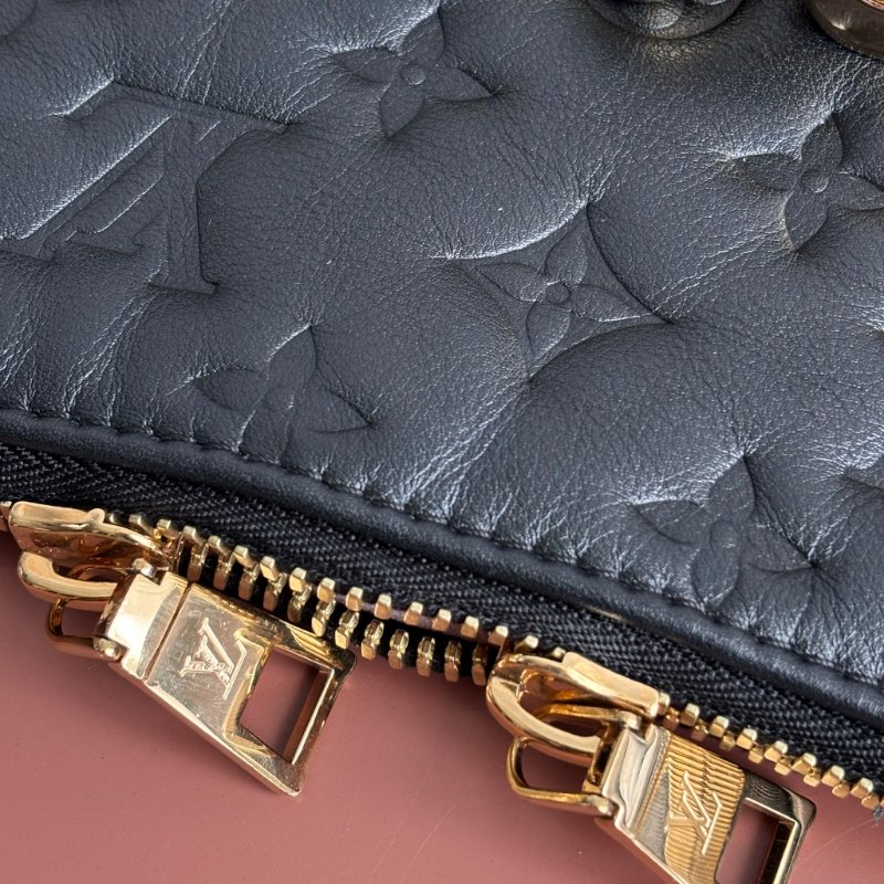 ::LOUIS VUITTON:: LV M12068 Coussin Hobo MM 黑色牛皮Monogram壓紋 肩背鏈包 肩背包-19