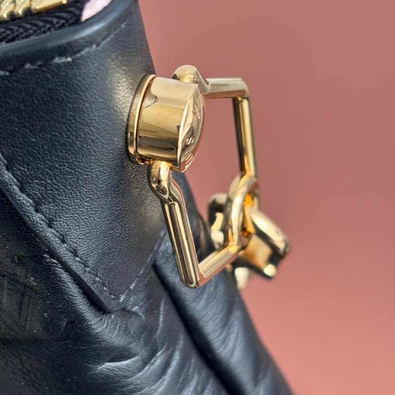 ::LOUIS VUITTON:: LV M12068 Coussin Hobo MM 黑色牛皮Monogram壓紋 肩背鏈包 肩背包-20