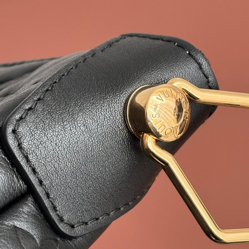 ::LOUIS VUITTON:: LV M12068 Coussin Hobo MM 黑色牛皮Monogram壓紋 肩背鏈包 肩背包-29