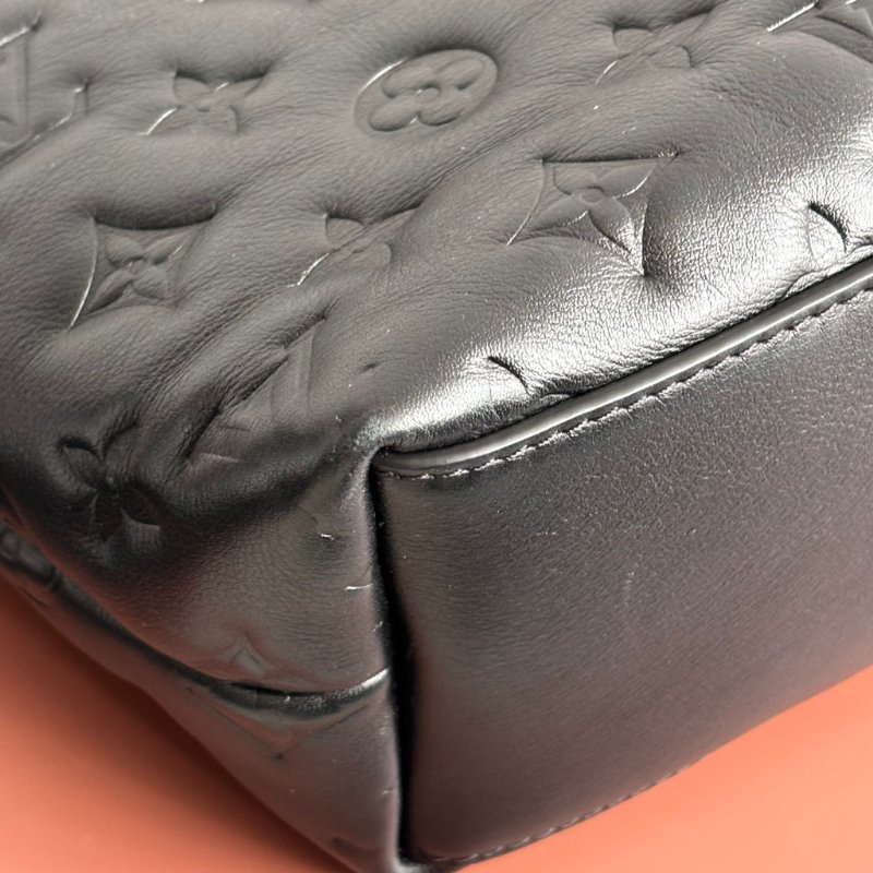 ::LOUIS VUITTON:: LV M12068 Coussin Hobo MM 黑色牛皮Monogram壓紋 肩背鏈包 肩背包-32