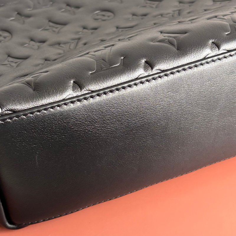 ::LOUIS VUITTON:: LV M12068 Coussin Hobo MM 黑色牛皮Monogram壓紋 肩背鏈包 肩背包-35