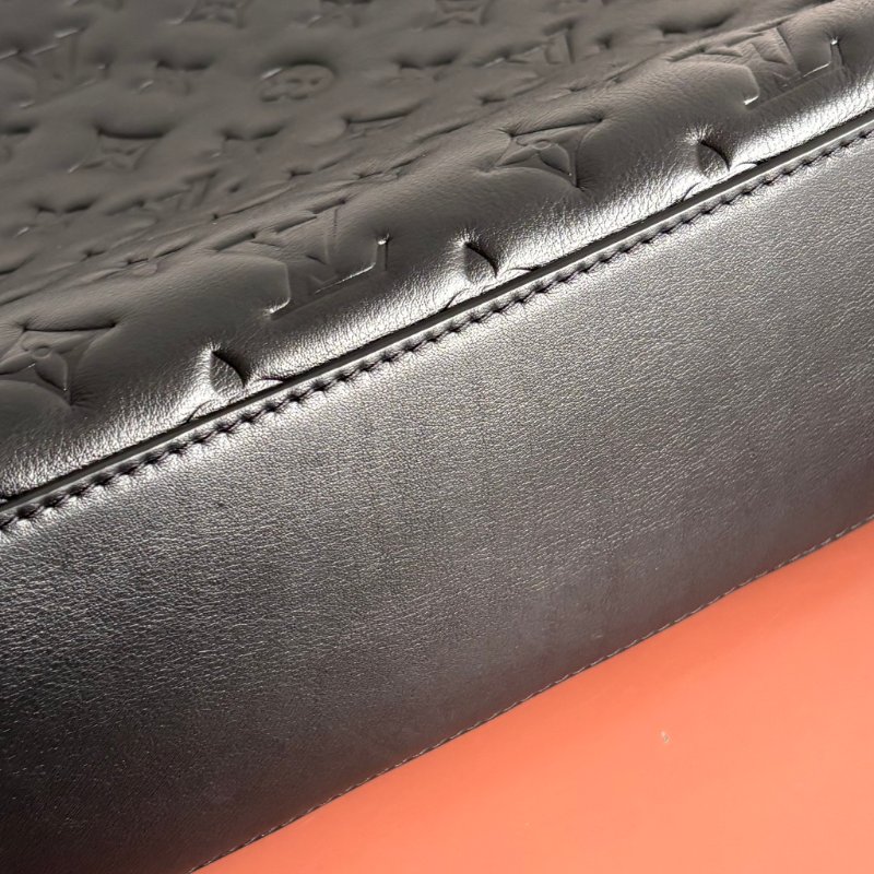 ::LOUIS VUITTON:: LV M12068 Coussin Hobo MM 黑色牛皮Monogram壓紋 肩背鏈包 肩背包-36