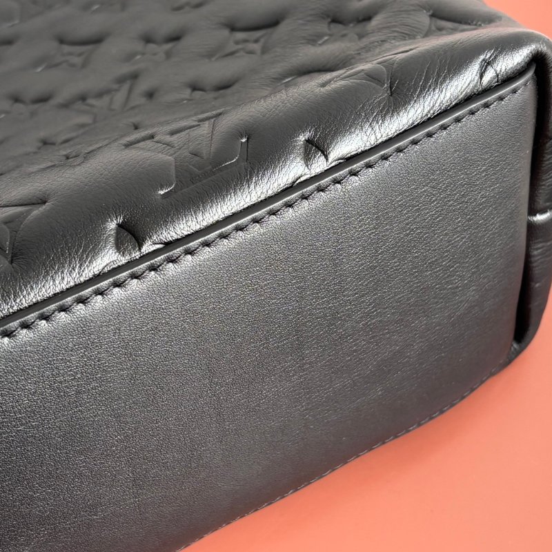 ::LOUIS VUITTON:: LV M12068 Coussin Hobo MM 黑色牛皮Monogram壓紋 肩背鏈包 肩背包-37