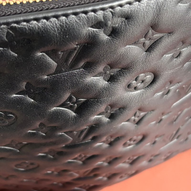 ::LOUIS VUITTON:: LV M12068 Coussin Hobo MM 黑色牛皮Monogram壓紋 肩背鏈包 肩背包-39