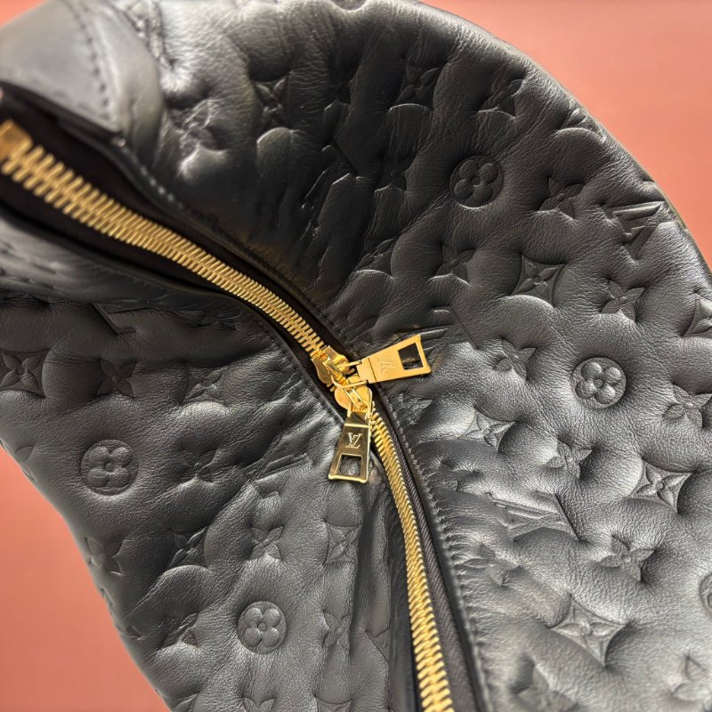 ::LOUIS VUITTON:: LV M12068 Coussin Hobo MM 黑色牛皮Monogram壓紋 肩背鏈包 肩背包-40