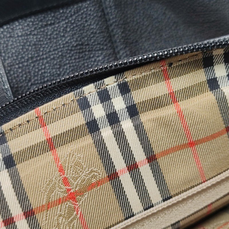 Burberry牛皮純色字母Logo拉鏈手提包-7