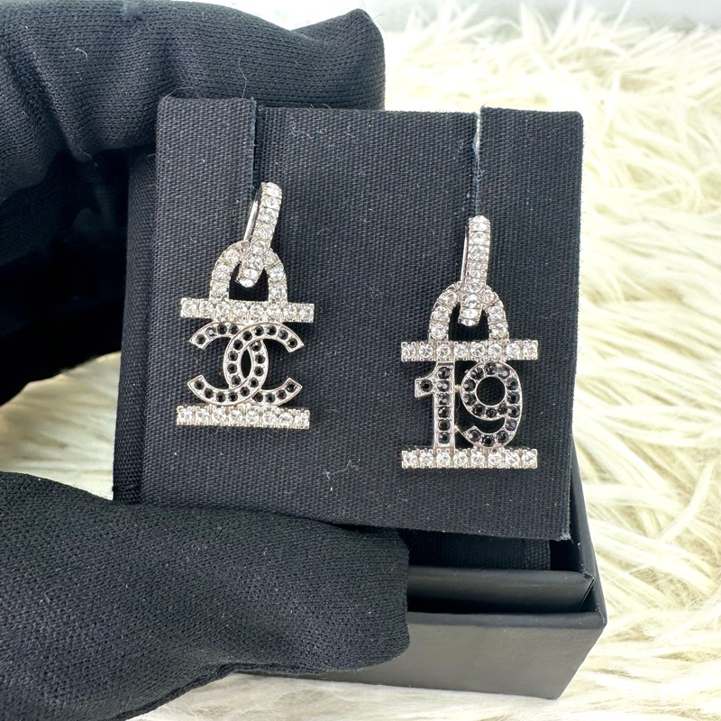 CHANEL 19 CC黑銀水鑽造型耳環 全套有盒-1