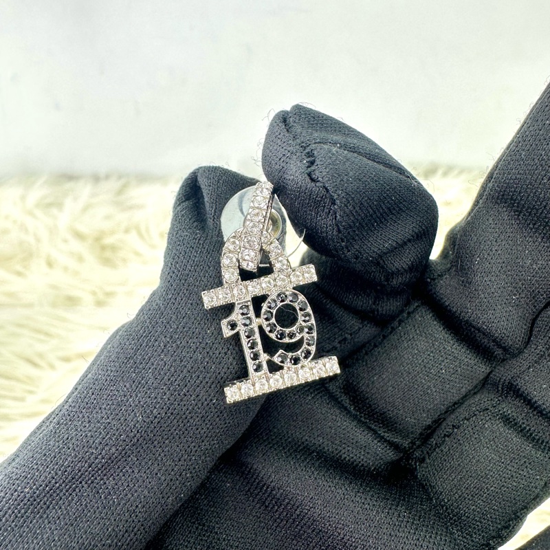 CHANEL 19 CC黑銀水鑽造型耳環 全套有盒-2