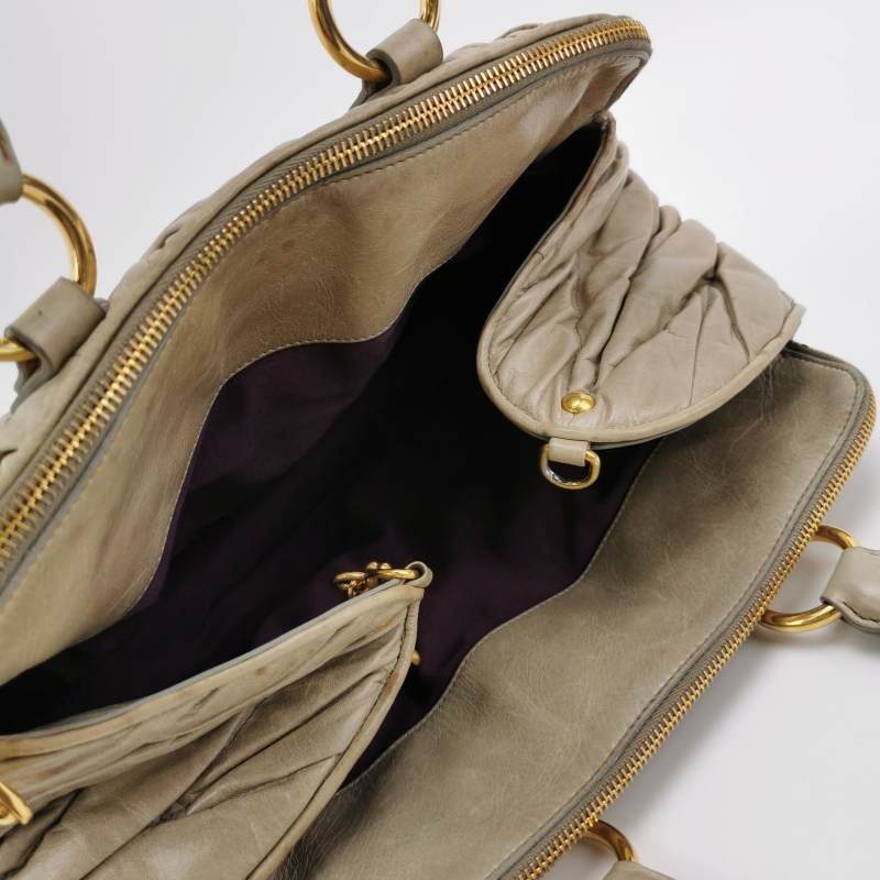 Miu Miu油蠟皮純色絎縫字母logo手提包-6