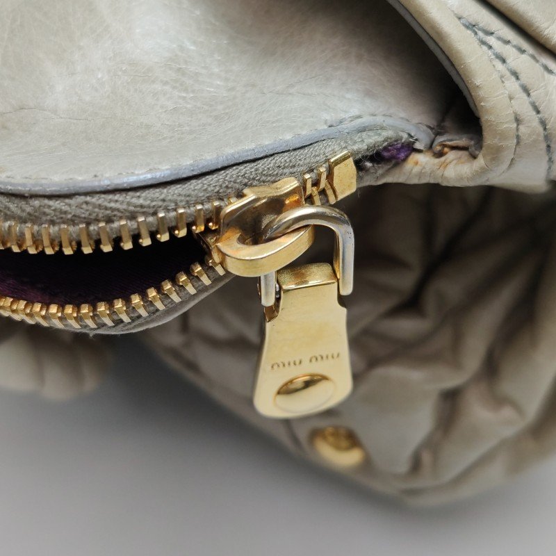 Miu Miu油蠟皮純色絎縫字母logo手提包-10