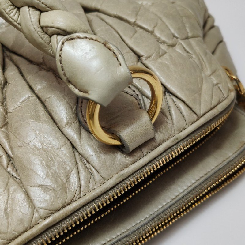 Miu Miu油蠟皮純色絎縫字母logo手提包-11