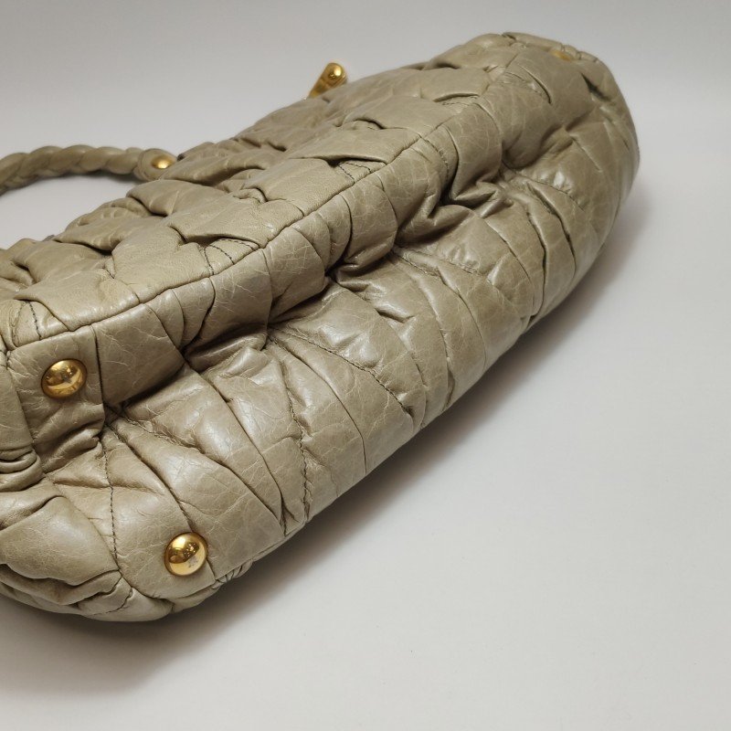 Miu Miu油蠟皮純色絎縫字母logo手提包-16