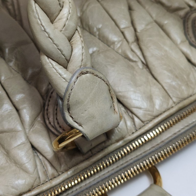 Miu Miu油蠟皮純色絎縫字母logo手提包-21