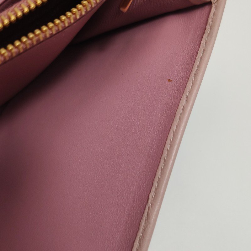 Miu Miu Matelasse羊皮拼色金屬字母徽標褶皺斜挎包單肩包-9