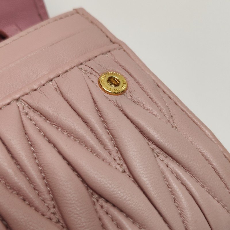 Miu Miu Matelasse羊皮拼色金屬字母徽標褶皺斜挎包單肩包-11