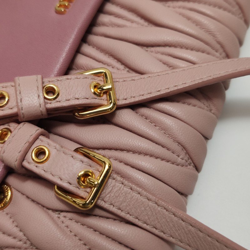 Miu Miu Matelasse羊皮拼色金屬字母徽標褶皺斜挎包單肩包-12