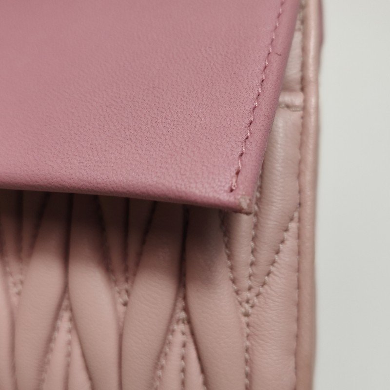 Miu Miu Matelasse羊皮拼色金屬字母徽標褶皺斜挎包單肩包-14