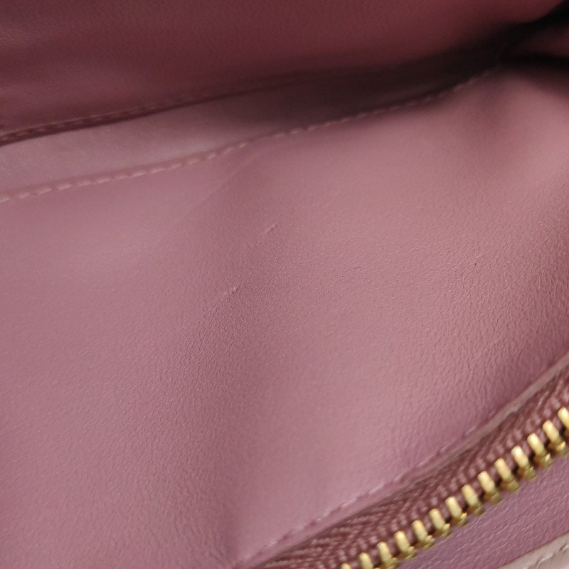 Miu Miu Matelasse羊皮拼色金屬字母徽標褶皺斜挎包單肩包-17