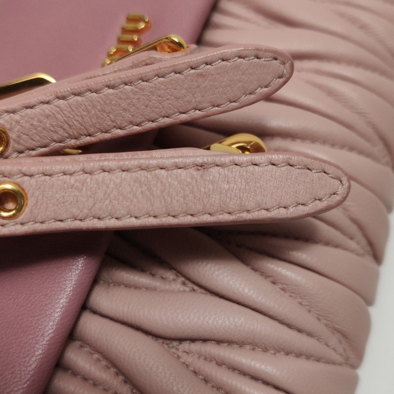 Miu Miu Matelasse羊皮拼色金屬字母徽標褶皺斜挎包單肩包-18