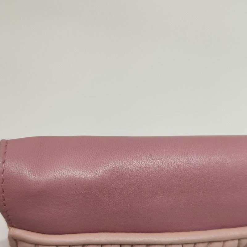 Miu Miu Matelasse羊皮拼色金屬字母徽標褶皺斜挎包單肩包-19