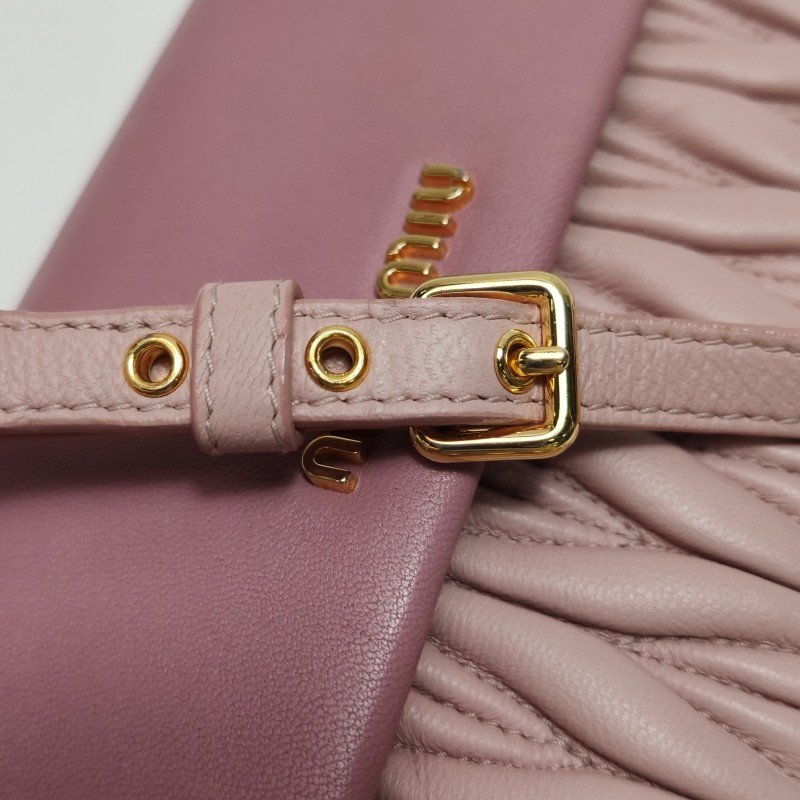 Miu Miu Matelasse羊皮拼色金屬字母徽標褶皺斜挎包單肩包-20