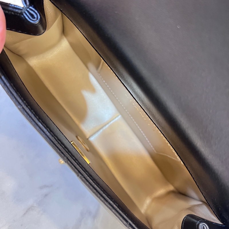 Chanel 黑羊皮霧金釦CF20雙珍珠下蓋肩斜背包-9