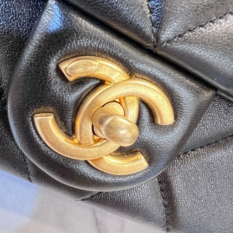 Chanel 黑羊皮霧金釦CF20雙珍珠下蓋肩斜背包-10