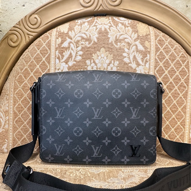 LV 黑灰原花銀釦DistrictPM下蓋磁吸斜背包 M46255-0