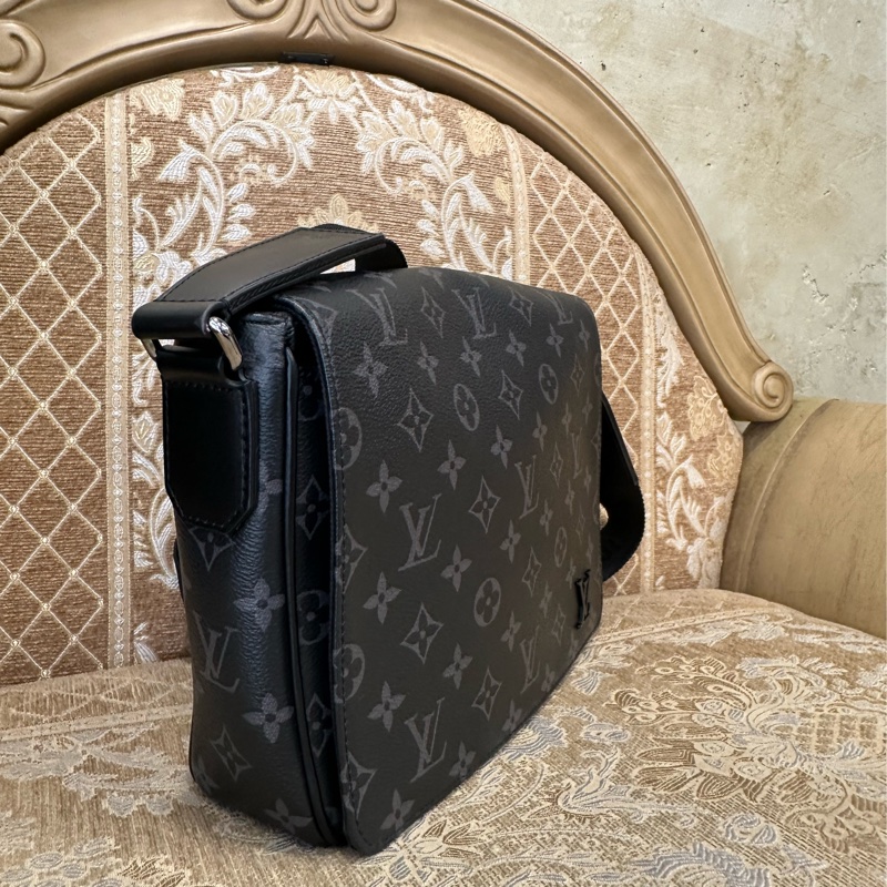 LV 黑灰原花銀釦DistrictPM下蓋磁吸斜背包 M46255-2